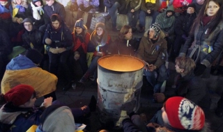 В Киев разпръснаха със сила протестиращи в подкрепа на ЕС