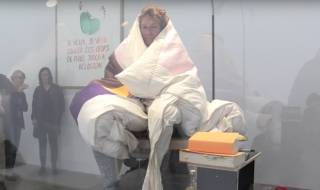 Ексцентричен творец седна да мъти яйца (НА ЖИВО)