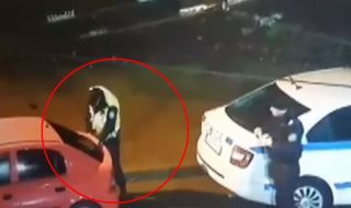 МВР прави проверка след клип как полицай взема емблема на кола (ВИДЕО)