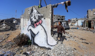 Банкси изрисува с графити руините в Газа