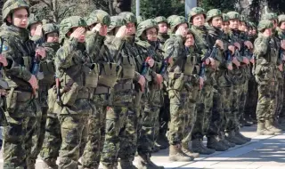 Заплатите в Българската армия се замразяват за 2026 г.