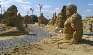 Любими детски герои от пясък изкушават в Бургас