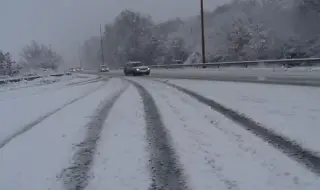 It is snowing in the Shipka pass and on the higher parts of the Smolyan region, the roads have been cleared 