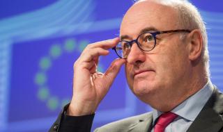 Еврокомисар подаде оставка, след като наруши карантинните правила - 1