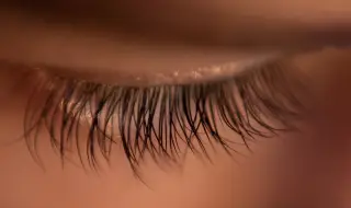 Жената с рекордно дълги мигли: Историята на Ю Цзянся и уникалното ѝ постижение