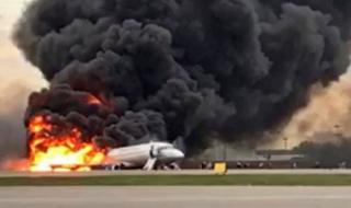 Пътник блокирал пламналия руски самолет, за да вземе багажа си