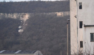 Евакуират хора заради опасна скала