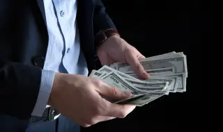 Проучване установи, че броенето на пари намалява стреса и болката