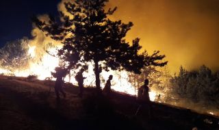 Българските огнеборци се сражават с огъня в Северна Македония на първа линия 