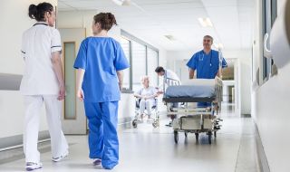 Франция отчита увеличение на пациентите с COVID-19 в интензивни отделения