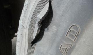 Мъж наряза гумите на общински автомобили в Кюстендил