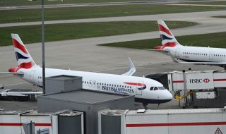 Голяма авиокомпания спря полети, заради липса на служители