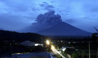 Десетки българи остават блокирани заради вулкана