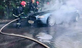 Луксозно Maserati се самозапали по средата на пътя (ВИДЕО)