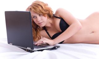Защо жените харесват да гледат порно с жени или тройки?