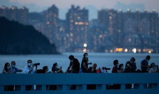 Разхлабване! Хонконг отменя от утре повечето от противоепидемичните мерки, но маските ще останат задължителни