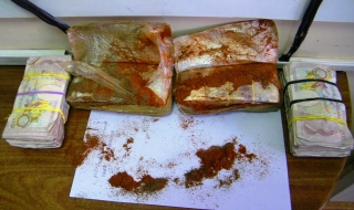 Пачки с валута в червен и черен пипер