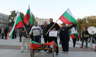 С яйца и камъни протестираха в Габрово срещу ДПС