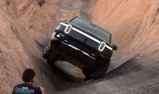 Електрическият пикап на Rivian не се затрудни с едно от най-тежките офроуд предизвикателства (ВИДЕО)