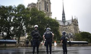 Мъж атакува с чук полицай в Париж (ВИДЕО+СНИМКИ)