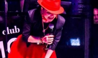 Софи Маринова се появи в облекло като Червената шапчица и се разсъблече 