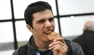 Тервел Замфиров разсмя всички на летището с остроумна шега след олимпийския си триумф (ВИДЕО)