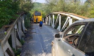 Автобус заседна и затвори мост във Врачанско