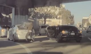 Камера на Tesla засне как крадци разбиват Toyota на светофар (ВИДЕО)