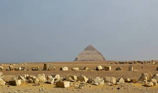 Пирамида на 3700 година изскочи от пясъците