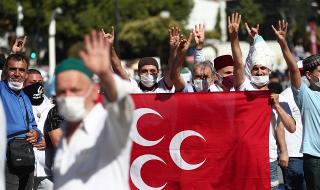 Пред "Св. София" в Истанбул се събират хиляди мюсюлмани за първия петъчен намаз от 86 г. (НА ЖИВО)
