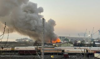 Голям пожар гори на пристанището в Бургас