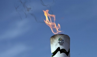 Мъж се опита да угаси олимпийския огън с пожарогасител