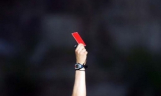 Волейболен рефер яде бой по време на мач