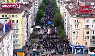 "Силна България в силна Европа": ПП-ДБ закри кампанията си с шествие в центъра на София