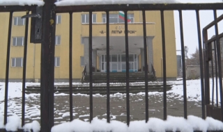 При скандал ученичка вади пистолет