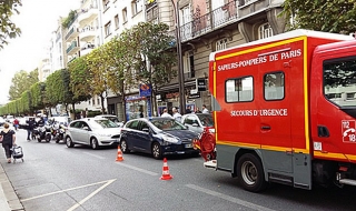 Намушкаха в гърлото полицай от Париж