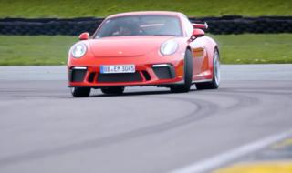 Тази атмосферна лудост наречена 911 GT3