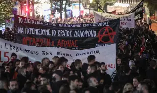 На улицата! Недоволни полицаи протестираха в Атина след инцидент с техен колега