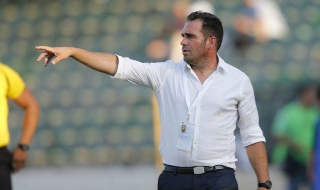 Фенове опитали да нахлуят в дома на треньора на Лудогорец