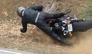 22-годишен мотоциклетист бере душа след падане в канавка