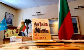 Джамбазки раздава помагало по българска история на евродепутати