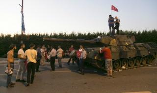 В Турция издирват десетки военни