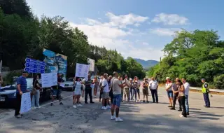 Жители на Девин блокираха главния път към Смолян и Кричим 