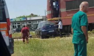 Шофьорът на премазаната от влак кола е загинал, минал на спуснати бариери (СНИМКА)