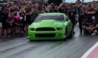 3000-конен Mustang спука гума при 367 км/ч