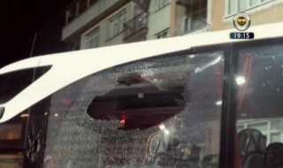 Изпочупиха с камъни автобуса на хандбалния Бешикташ