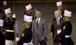 Обама пристигна в Панама, очаква се да се срещне с Кастро