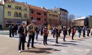 За втори пореден ден граждани протестираха пред Община Сливен
