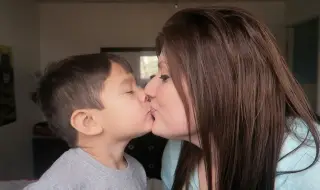 Сексолог: Не целувайте детето по устните, след като стане на 6