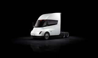 Tesla най-после представи серийната версия на електрическия си камион